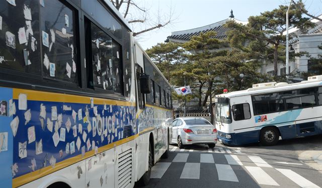 박근혜 대통령의 탄핵 결정이 내려진 10일 경찰이 시위대의 진입에 대비해 서울 종로구 삼청동 청와대 춘추관 진출로를 막고 있다. 청와대사진기자단