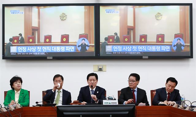 주승용(가운데) 국민의당 원내대표가 10일 국회 본청에서 열린 긴급 의원총회에서 헌법재판소의 박근혜 대통령 탄핵 심판 인용 결정이 내려진 뒤 입장을 밝히고 있다. 연합뉴스