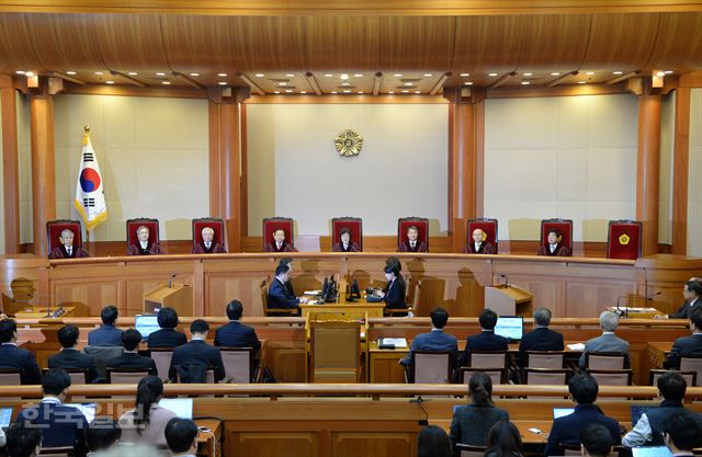 [저작권 한국일보] 10일 오전 서울시 종로구 재동 헌법재판소 대심판정에서 박근헤대통령탄핵심판 선고가 이정미헌재소장 권한대행 주재로 열리고 있다. 헌법재판소는 이날 전원일치 대통령 파면을 결정했다. 왕태석기자