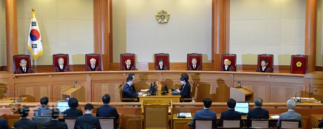 [저작권 한국일보] 10일 오전 서울시 종로구 재동 헌법재판소 대심판정에서 박근헤대통령탄핵심판 선고가 이정미헌재소장 권한대행 주재로 열리고 있다. 헌법재판소는 이날 전원일치 대통령 파면을 결정했다. 왕태석기자