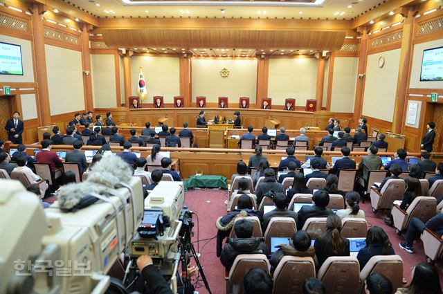 [저작권 한국일보] 10일 오전 서울시 종로구 재동 헌법재판소 대심판정에서 박근헤대통령탄핵심판 선고가 이정미헌재소장 권한대행 주재로 열리고 있다. 헌법재판소는 이날 전원일치 대통령 파면을 결정했다. 왕태석기자