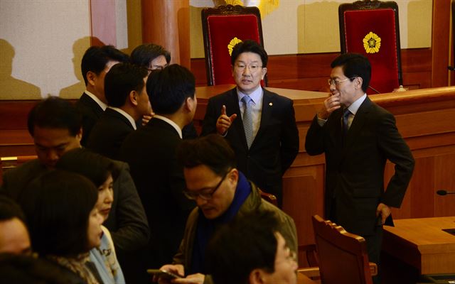 10일 오전 서울시 종로구 재동 헌법재판소에서 박근혜 대통령 탄핵이 인용 결정된 가운데 국회 탄핵소추위원단이 대화하고 있다. 왕태석기자