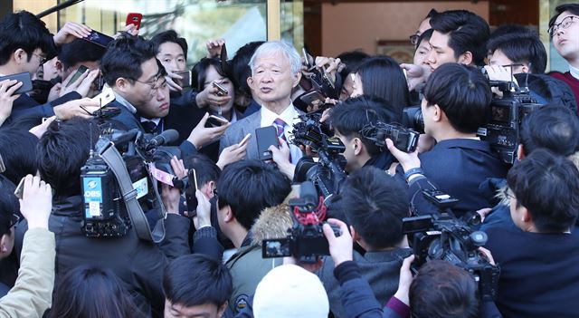 박근혜 전 대통령의 탄핵이 결정된 10일 오전 서울 종로구 헌법재판소에서 서석구 대통령측 법률대리인이 취재진 질문에 답변을 하고 있다. 연합뉴스