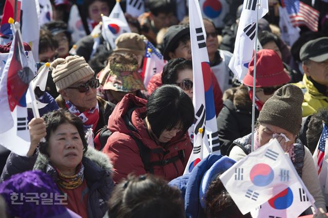 헌재 만장일치로 ‘대통령 파면이 결정된 10일 서울 안국역 일대에서 태극기 집회 참석자들이 파면 결정에 오열하고 있다. 류효진 기자