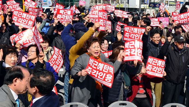 10일 광주시 동구 옛 전남도청 앞 5ㆍ18민주공장에서 광주ㆍ전남 시민 200여명이 모여 대형 스크린으로 헌법재판소의 만장일치 박근혜 대통령 파면 결정이 나자 환호하고 있다. 뉴시스