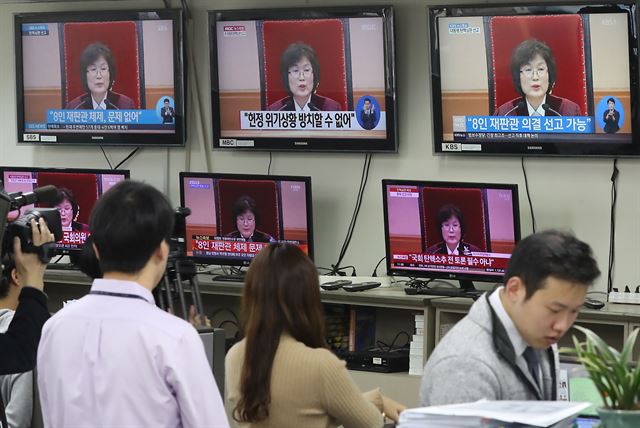 10일 오전 세종로 정부서울청사에서 안전행정부 공무원들이 박근혜 대통령 탄핵 심판 관련 방송을 시청하고 있다. 연합뉴스