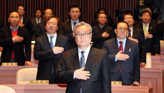 인명진(앞줄 가운데) 자유한국당 비상대책위원장과 의원들이 헌법재판소의 박근혜 전 대통령 탄핵 인용 선고가 나온 10일 국회에서 열린 긴급의원총회에서 국기에 대한 경례를 하고 있다. 연합뉴스