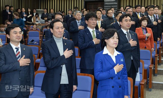 더불어민주당 추미애(오른쪽) 대표와 우상호(가운데) 원내대표가 10일 오후 국회에서 열린 의원총회에서 국민의례를 하고 있다. 오대근 기자 inliner@hankookilbo.com