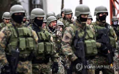 지난 1일 시작된 한미연합훈련에 미국 해군의 특수정예부대인 네이비 실(SEAL)이 참가하고 있다고 아사히신문이 10일 한미관계 소식통을 인용해 보도했다. 사진은 지난 2월 유고슬라비아에서 훈련중인 네이비 실 대원들의 모습. 도쿄=EPA연합뉴스