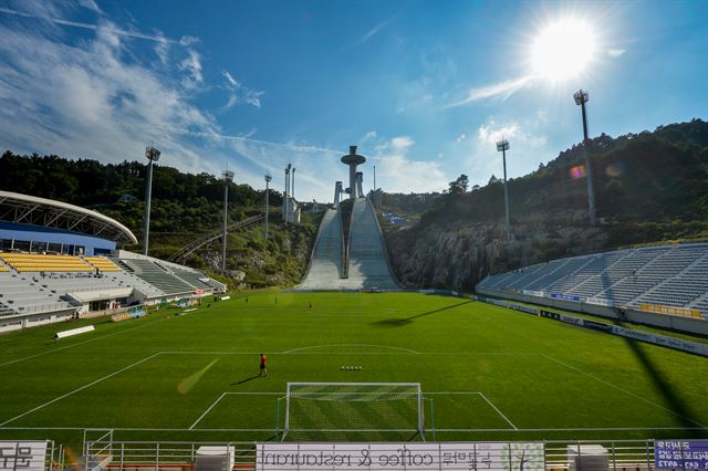 평창 알펜시아 스키점핑타워 축구장 전경. 강원FC 제공