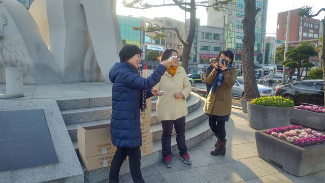 10일 오후 박근혜 전 대통령 탄핵 인용 긴급촛불집회가 열릴 예정인 제주시청 민원실 앞에서 도민들이 탄핵 인용을 축하하는 의미로 시루떡을 무료로 나눠주고 있다. 김영헌 기자.