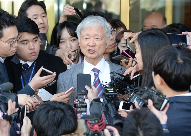 박근혜 전 대통령의 탄핵판결 직후 대통령 대리인단 서석구 변호사가 기자회견을 하고 있다. 왕태석기자 kingwang@hankookilbo.com