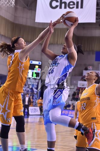 KB스타즈의 박지수(왼쪽)를 피해 슛을 던지는 삼성생명 토마스. WKBL 제공