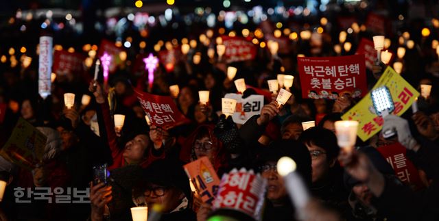 헌법재판소의 탄핵인용으로 박근혜 전 대통령이 파면된 10일 오후 서울 광화문 광장에서 열린 촛불집회에서 참가 시민들이 '촛불의 승리'를 자축하고 있다. 류효진 기자