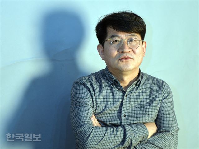 초등 1학년, 첫사랑에 실패한 성석제는 집안 한켠 꿀단지처럼 감춰둔 ‘금병매’, ‘삼국지’, ‘옥루몽’과 3권으로 묶인 ‘명화로 읽는 성경’(특히 구약성서) 등을 읽고 읽고 또 읽었다. "오롯이 나만을 위한 책"은 4학년 무렵 받은 '아라비안 나이트', 그의 걸출한 입담의 밑천이 된 책이다. 신상순 선임기자ssshin@hankookilbo.com