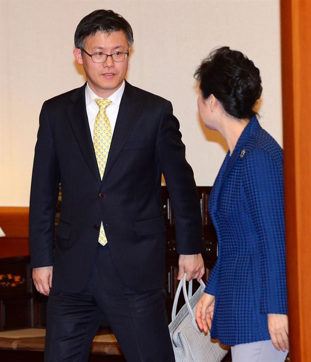 박근혜 대통령이 청와대에서 소보트카 체코 총리를 맞이하기 위해 본관 입구로 나가던 중 정호성 제1부속비서관과 얘기를 나누고 있다. 2015.02.26