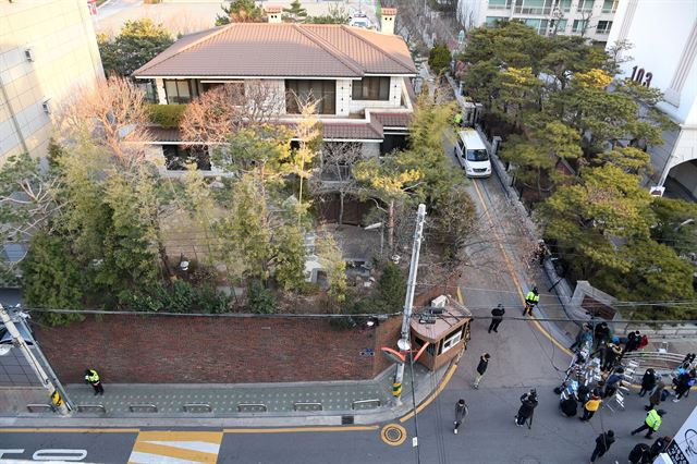 11일 오전 박근혜 전 대통령이 청와대 관저에 머무르고 있는 가운데 서울 강남구 삼성동 사저 앞에는 경찰이 취재진들의 출입을 통제하고 있다. 연합뉴스