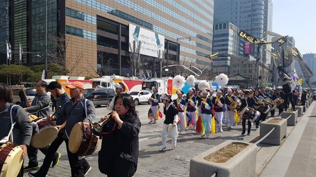 11일 광화문 광장에서 풍물놀이를 즐기는 시민들. 곽주현 기자