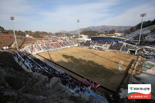 11일 FC서울과 홈 개막전이 치러진 강원FC의 평창 알펜시아 스키점핑타워 축구장. 겨우내 눈 아래 있던 잔디 상황은 열악했다. 아래 작년 혹서기 때 푸른 그라운드와 크게 대조된다. 프로축구연맹 제공