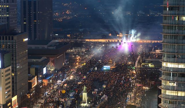 11일 오후 서울 광화문광장에서 열린 탄핵 환영 촛불집회에서 참가자들이 탄핵인용 결정을 축하하는 폭죽을 터뜨리고 있다.사진공동취재단