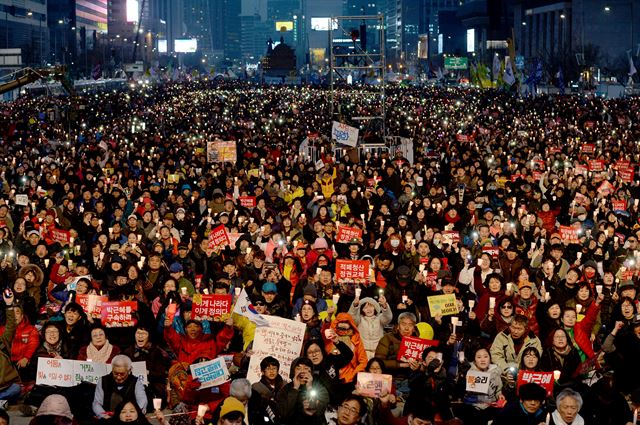 헌법재판소가 박근혜 대통령 파면을 결정한 지 하루 만인 11일 서울 광화문광장에서 열린 촛불집회 '모이자! 광화문으로! 촛불 승리를 위한 20차 범국민행동의 날'에서 참가자들이 구호를 외치고 있다. 왕태석기자 kingwang@hankookilbo.com