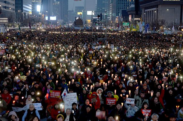 11일 서울 광화문광장에서 열린 탄핵 환영 촛불집회에서 참가자들이 촛불파도타기를 하고 있다. 왕태석기자 kingwang@hankookilbo.com