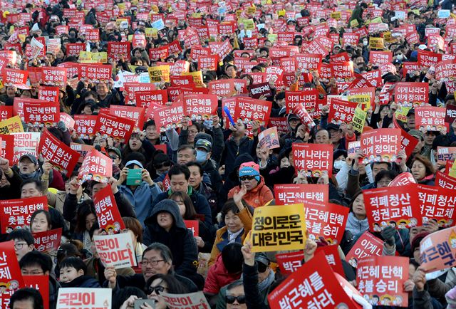 11일 서울 광화문광장에서 열린 탄핵 환영 촛불집회에서 참가자들이 박근혜 구속을 촉구하는 구호를 외치고 있다. 왕태석기자 kingwang@hankookilbo.com