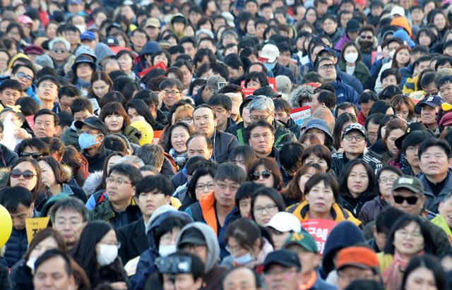 헌법재판소가 박근혜 대통령 파면을 결정한 지 하루 만인 11일 서울 광화문광장에서 열린 촛불집회 '모이자! 광화문으로! 촛불 승리를 위한 20차 범국민행동의 날'에서 참가자들이 공연을 보고 있다.왕태석기자 kingwang@hankookilbo.com