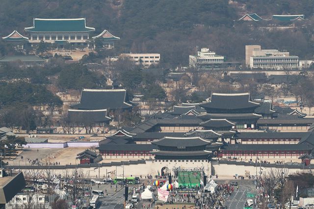 11일 서울 광화문광장에서 탄핵을 자축하는 집회가 열리고 있는 가운데 광화문 광장 너머로 적막한 청와대의 모습이 보인다. 연합뉴스