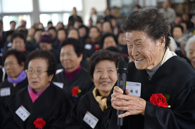 논산시가 운영하는 한글대학 입학식에 참석한 할머니가 자기소개를 하고 있다. 논산시 제공