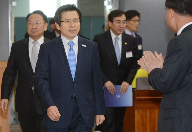 황교안 대통령 권한대행 국무총리가 9일 정부서울청사 별관 국제회의장에서 열린 공공기관장 워크숍에 입장하고 있다. 청와대사진기자단