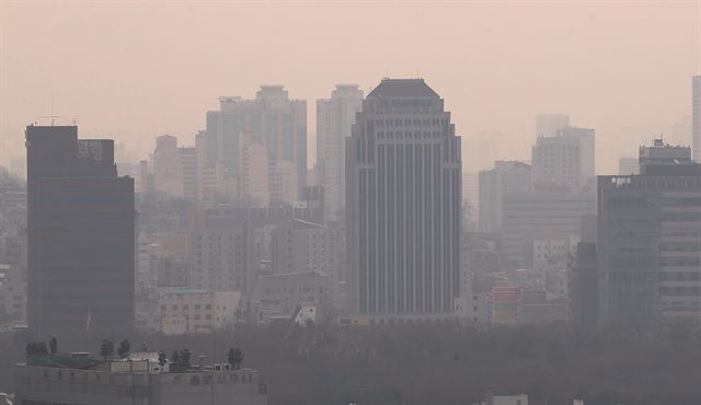 서울을 비롯한 수도권 미세먼지 농도가 '나쁨' 수준을 보인 12일 서울 도심이 희뿌옇게 보이고 있다. 연합뉴스