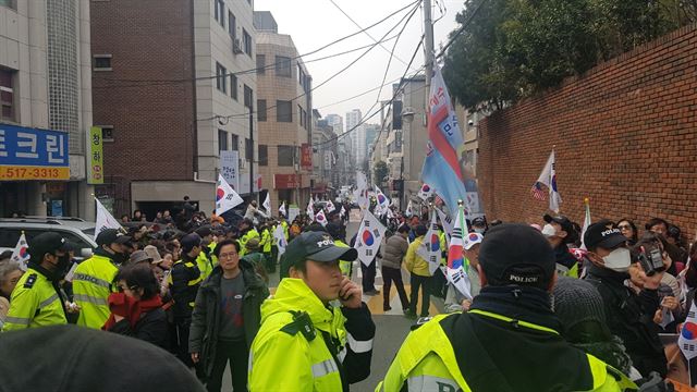 12일 강남구 삼성동 박근혜 전 대통령 사저 앞 양쪽 인도 100m에 박 전 대통령을 지지하는 시민들이 가득 차 있다. 이상무 기자