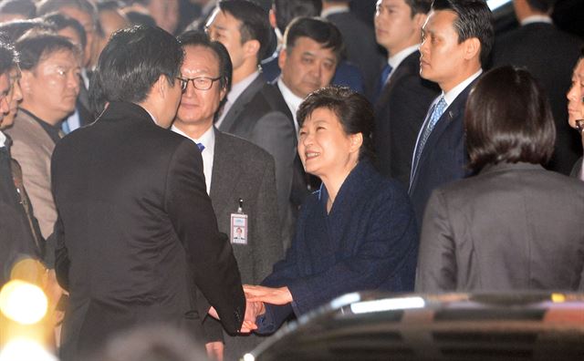 박근혜 전 대통령의 파면 사흘째를 맞은 12일 서울 강남구 삼성동 사저에 박 전 대통령이 도착해 지지자과 인사를 하고 있다. 배우한 기자bwh3140@hankookilbo.com