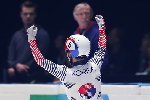 덜란드 로테르담의 아호이 아레나에서 열린 2017 ISU 쇼트트랙 세계 선수권대회에서 남자 1000m에서 우승한 한국의 서이라 선수가 우승을 기뻐하고 있다. 서이라 선수는 이날 남자 3,000m 슈퍼 파이널에서 은메달을 획득해 남자부 개인종합 우승을 차지했으며 한국 남자 선수가 세계 선수권대회 개인 종합에서 정상에 오른건 2013년 신다운 선수 이후 4년 만이다. AP 연합뉴스