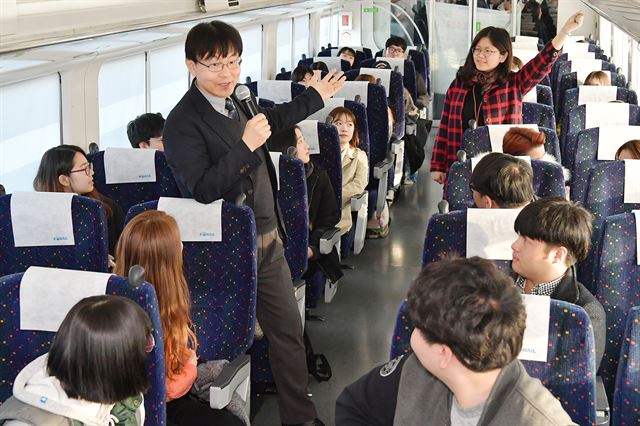 13일 오전 6시 56분 서울역을 출발한 누리로 열차강의실에서 순천향대 최한준 교수가 학생의 질문을 받고 있다. 순천향대 제공