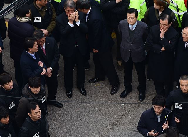 친박계 의원들과 역대 청와대 비서실장들이 파면된지 사흘째인 12일 오후 서울 삼성동 사저로 복귀하는 박근혜 전 대통령을 기다리고 있다. 한국일보 자료사진