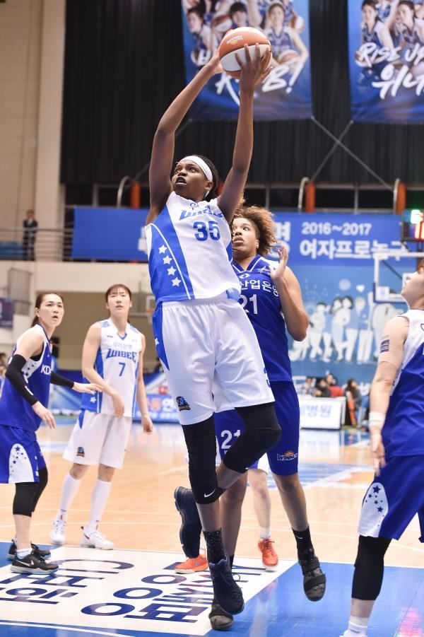 여자 프로농구 7라운드 최우수선수 아산 우리은행 존쿠엘 존스. 한국여자프로농구연맹 홈페이지