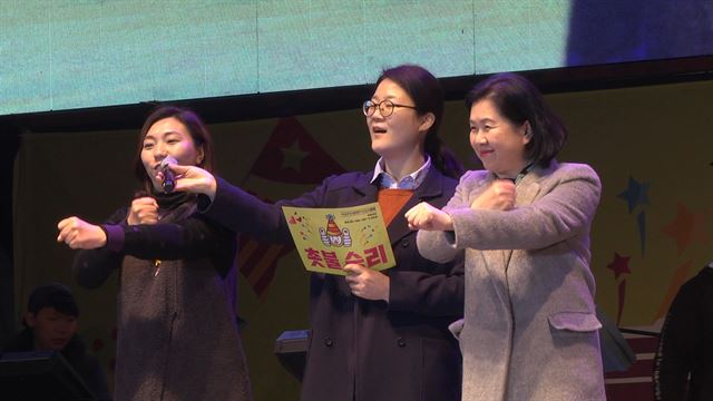 수화통역사 박미애씨와 수화 재능기부팀이 촛불집회에 모인 시민들에게 ‘수고하셨습니다’를 수화로 설명하고 있다. 최윤수 인턴PD