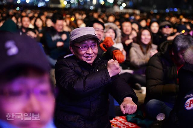 집회에 참가한 한 시민이 수화로‘수고했습니다’를 따라 하고 있다. 김종진 인턴기자