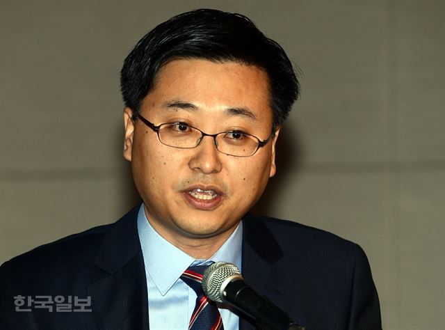 13일 오전 여시재 바꿈 한국일보 공동주최로 열린 포럼 '4차 산업혁명과 차기정부의 과제'에서 정제영 이화여대 교수가 프로젝트 결과보고를 하고 있다. 고영권기자youngkoh@hankookilbo.com