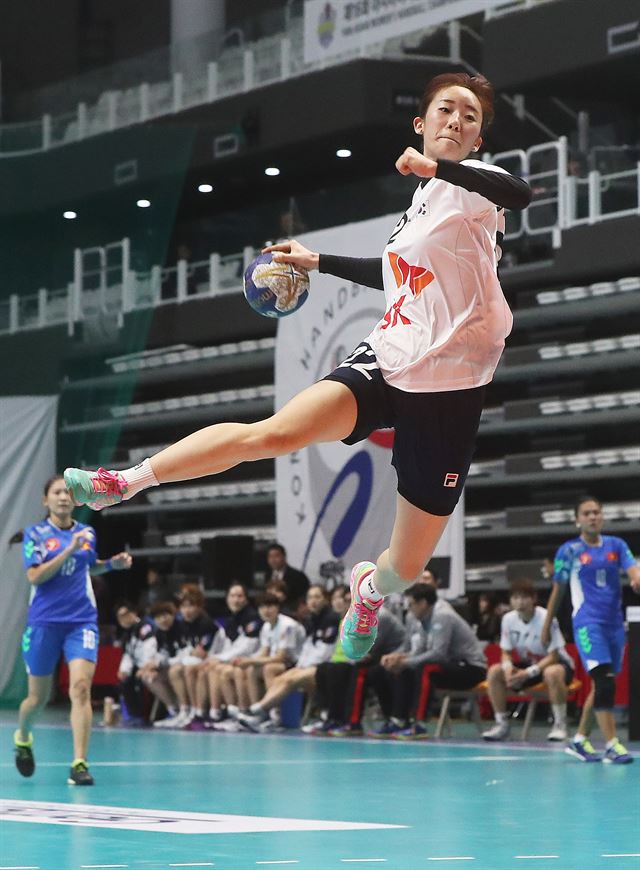 13일 경기 수원시 권선구 서수원칠보체육관에서 열린 제16회 아시아 여자핸드볼 선수권대회에서 신은주가 슛을 하고 있다. 수원=연합뉴스