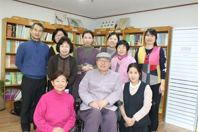 베타니아특수어린이집을 방문한 김정화 한국숲유치원협회 회장 일행과 포즈를 취했다. 맨 앞줄 중앙이 김종호 베타니아복지재단 이사장, 왼쪽이 김정화 회장이다.