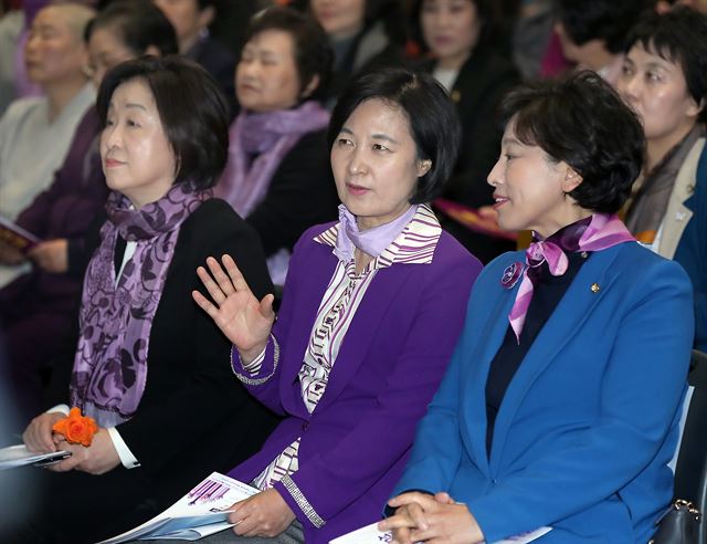 더불어민주당 추미애 대표(가운데)가 8일 서울시청에서 열린 세계 여성의 날 기념 제33회 한국여성대회에서 남인순 국회여성가족위원회 위원장과 대화를 하고 있다. 연합뉴스