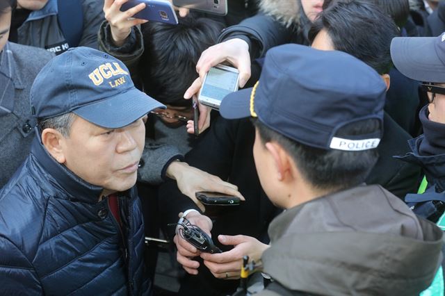 14일 오전 김평우 변호사가 삼성동 박근혜 전 대통령 사저 앞에서 경찰과 대화하고 있다. 김 변호사는 사전에 약속을 하지 않아 방문이 불가하다는 안내를 받고 돌아갔다. 서울=연합뉴스