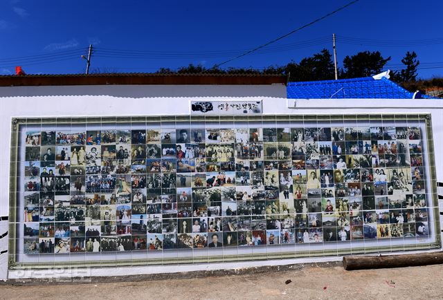 연홍도 주민들의 과거와 현재의 모습이 담긴 사진도 붙어 있다.