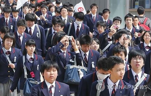 한국으로 수학여행을 온 일본 지벤학원재단 소속 나라현과 와카야마현의 고등학생들이 지난 2013년 4월24일 경복궁을 관람하고 있다. 사진은 기사내용과 관련 없음. 연합뉴스