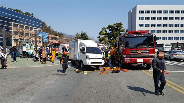 15일 오전 11시쯤 부산 부산진구 가야동 동의대 자연대 앞에서 구모(60)씨가 몰던 1톤 택배차량이 대학생 허모(21)씨 등 7명을 치고 멈춰서 있다. 부산시소방안전본부 제공