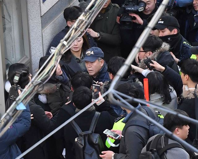 14일 오전 서울 강남구 박근혜 전 대통령 사저 앞에서 김평우 변호사가 취재진에게 둘러싸여 있다. 이날 김 변호사는 박 전 대통령을 만나기 위해 방문했지만, 사전협의가 안 됐다는 이유로 발길을 돌렸다. 연합뉴스