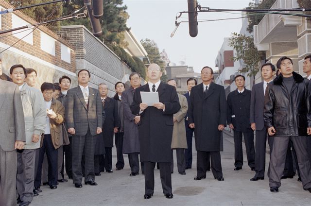 전두환 전 대통령이 지난 1995년 12월 2일 서울 연희동 자택 앞에서 핵심측근들과 경호원에 둘러싸인채 성명을 발표하고 있다. 군형법사 반란 수괴 협의를 받고 있는 '피의자' 신분이었던 전두환 전 대통령은 '골목 성명'을 통해 검찰의 소환통보에 불응한다는 입장을 당당히 밝혔다. 연합뉴스